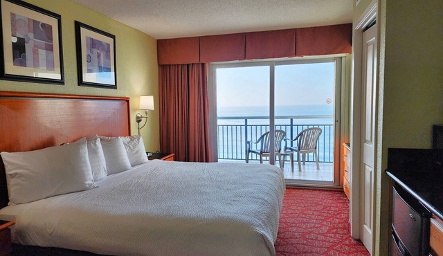Oceanfront Penthouse Studio at Bayview: Pools, Boardwalk & Stunning Views!