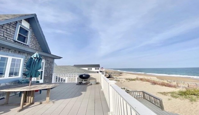 Oceanfront penthouse with deck and spectacular views!