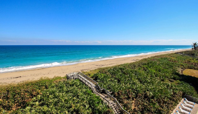 Oceanfront Penthouse with Amazing Views on S. Hutchinson Island/Stuart