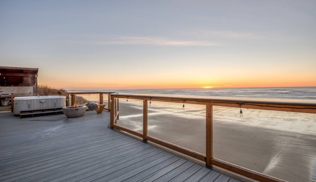 Oceanfront, Pet Friendly, Amazing Views from the 600 Sq Ft Deck!