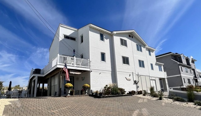 OCEANFRONT! PRIVATE BEACH ACCESS. call 914-475-1235 Yr round RENTALS !