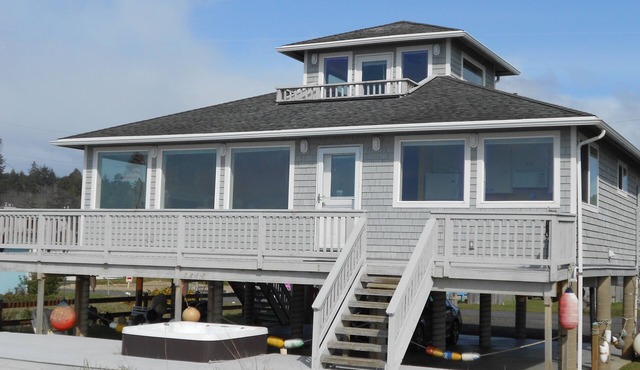 OCEANFRONT, PRIVATE BEACH ACCESS, MOCLIPS EAGLE'S NEST. HOT TUB, AMAZING VIEWS!