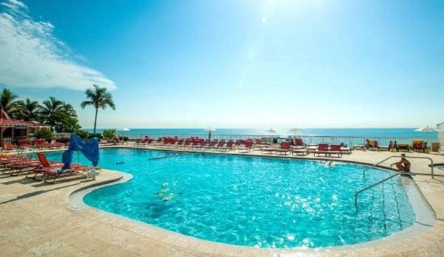 Oceanfront renovated condo on the beach - amazing ocean view