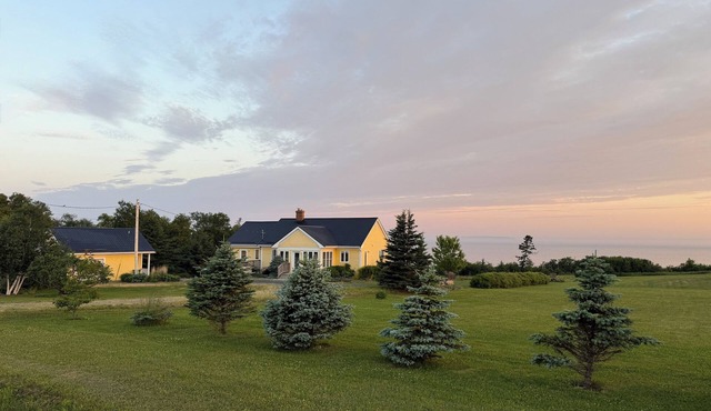 Oceanfront Retreat on the Bay of Fundy – Stunning Views & Serene Privacy