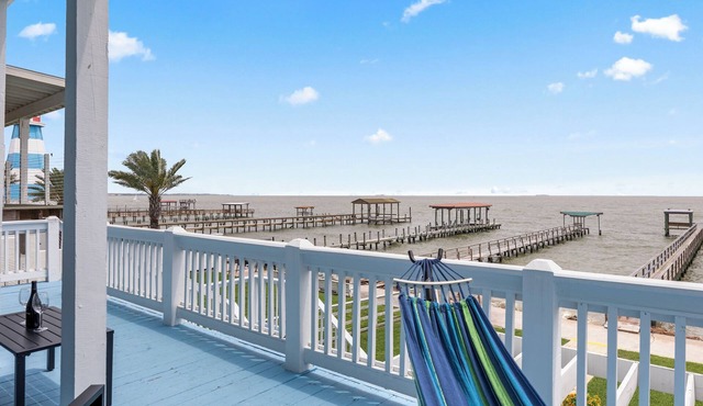 Oceanfront Retreat -Steps from Kemah Boardwalk! Last Minute Deals 832 628 7869!