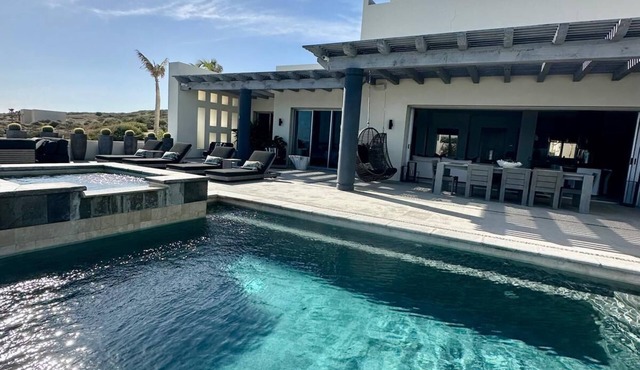 Oceanfront secluded Infinity Pool and Whale Watching surfing Paradise