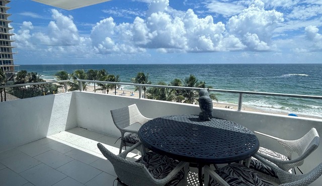 Oceanfront Studio w/Balcony, Pool, Tiki Bar & Stunning Sunrise Views!