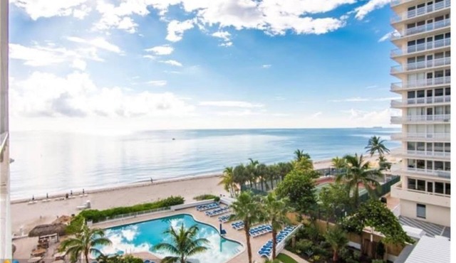 Oceanfront Studio w/balcony & Private Beach - Walk to shops & Dining