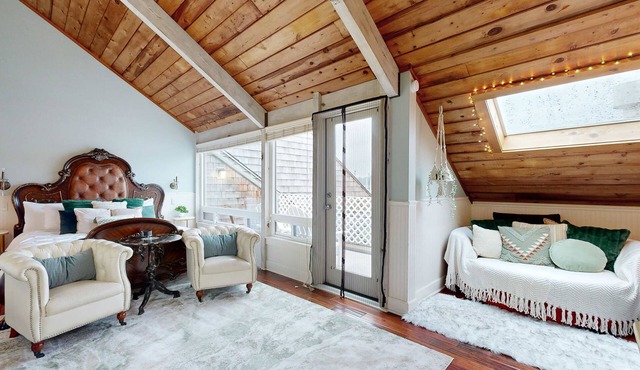 Oceanfront studio - harbor views, shared sauna & dog-friendly