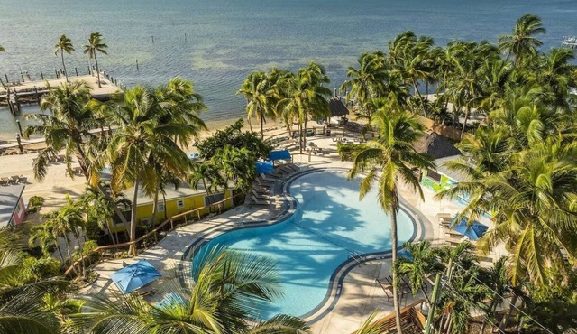 Oceanfront Studio Queen w/Kitchenette, Pool, Free Parking & Pet Friendly
