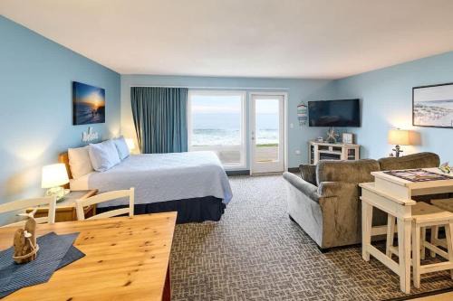 Oceanfront Studio - Sleeps 4 - Ground Floor - Pool and Hot Tub