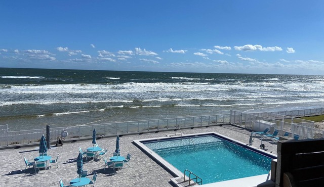 Oceanfront studio, beautiful views, private balcony, kitchenette, free parking!