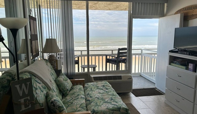 Oceanfront Studio - “also can’t get closer to the beach” View, comfy and clean!