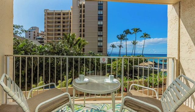 Oceanfront studio w/lanai and beach access in Kahana