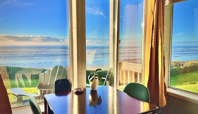 Oceanfront studio with King bed, hot tub & AC