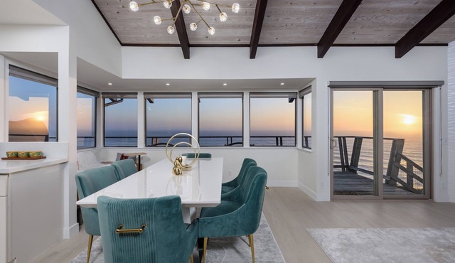 Oceanfront/Stunning Views/Hot Tub/Contemporary