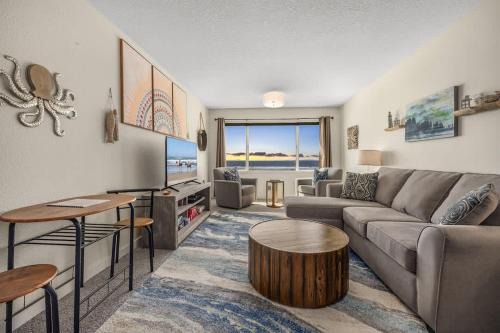 Oceanfront Suite - Top Floor - Sleeps 4 - Pool and Sauna