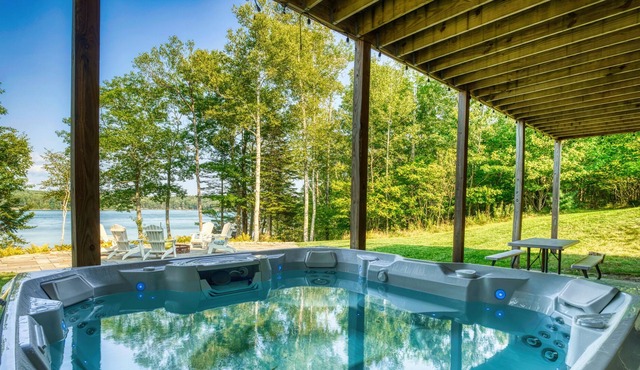 Oceanfront Tidal Falls Home w/ Hottub & Kayaks