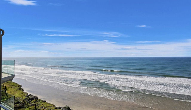 Oceanfront, Top-Floor, Gorgeous New Remodel in Solana Beach!