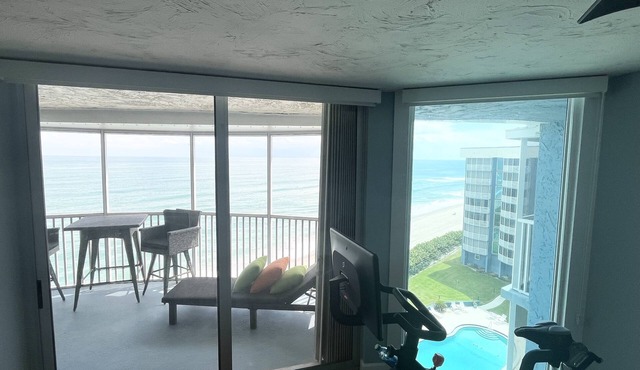 OCEANFRONT, top-floor condo with AMAZING views of sea, dolphins, rocket launches