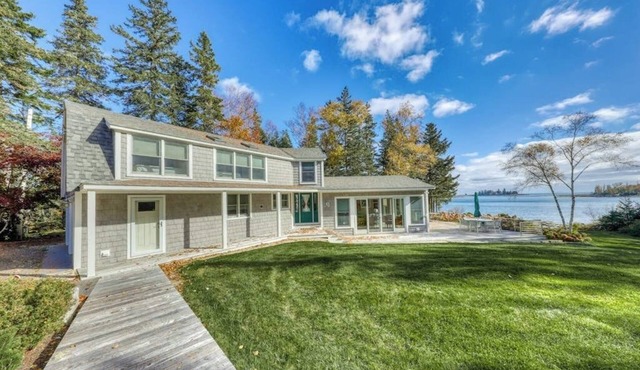 Oceanfront two-story house with wraparound deck & gas grill - snowbird-friendly