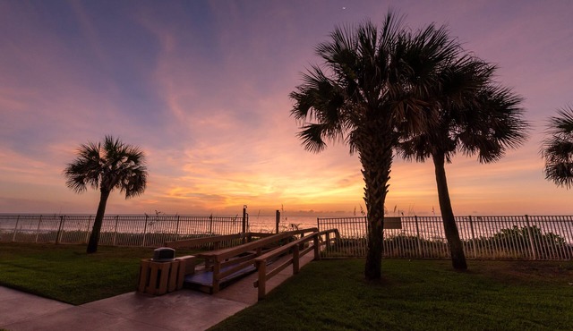 Oceanfront Condo Steps to the Beach Heated Pool Sleeps 6 Unit 103