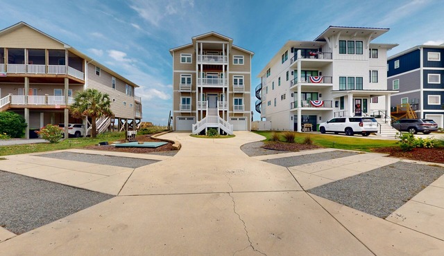 Oceanfront estate - heated pool, pool spa, elevator, pool table & cook's kitchen