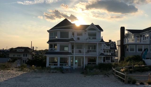 Oceanfront 8 bedroom - great views! Tons of space!