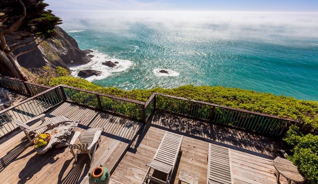 Oceanfront Vacation Home - Spectacular Views; Hot Tub; Wi-Fi.