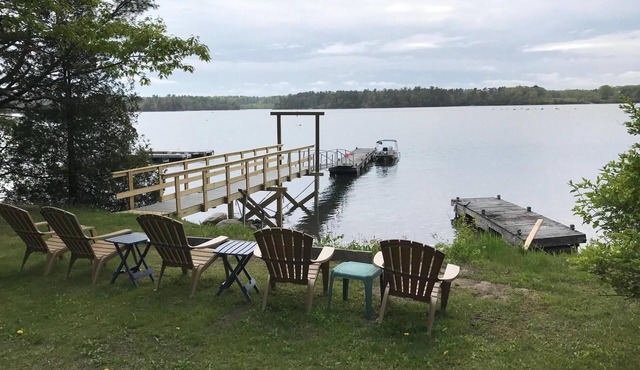 Oceanfront Victorian Cottage (pet friendly)3 beds, 2bath, deck, shared dock