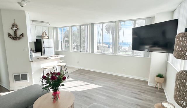 Oceanfront View Cabana only a few steps away from the iconic Santa Monica Pier!