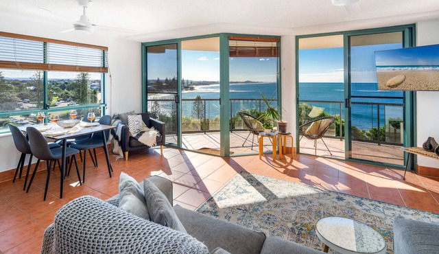 Oceanfront Views at Moffat Beach + Rooftop Terrace