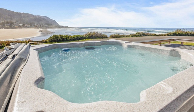 Oceanfront Views! Hot Tub! Walk to Everywhere in Yachats!