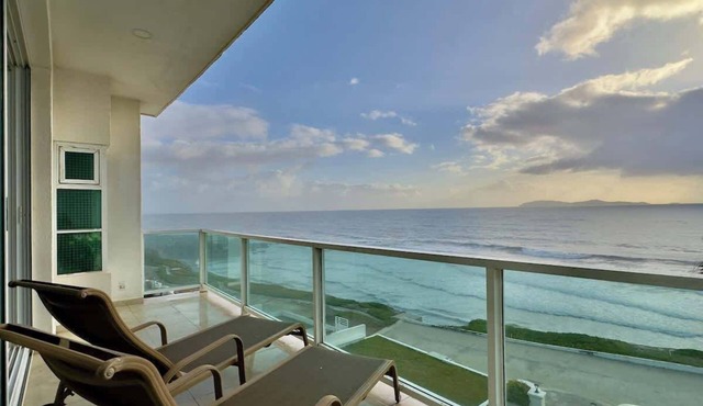 Oceanfront Villa 4BR 4BA Real Mediterraneo with pool