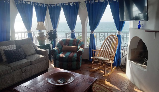 Oceanfront Villa - king beds, smart tv's, fireplace, pool, jacuzzi, beach & bbq