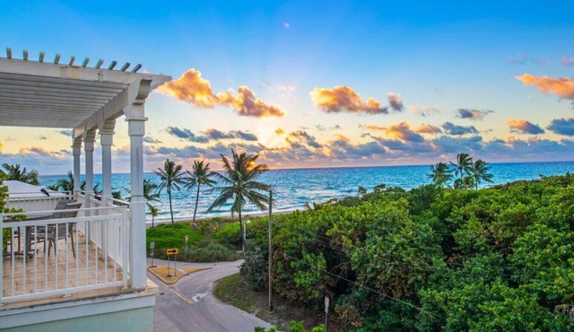 Oceanfront villa, steps to beach, rooftop views!