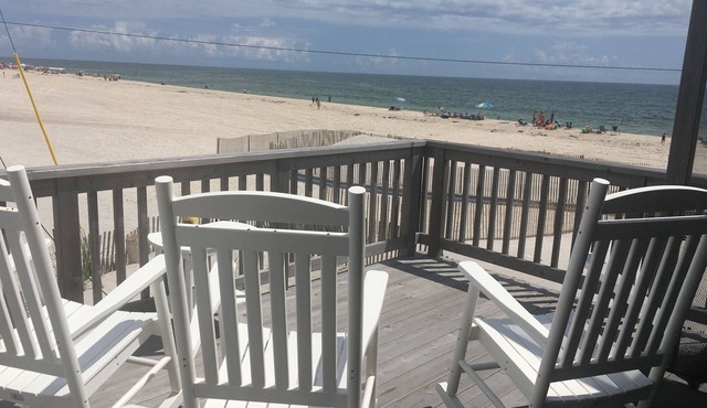 Oceanfront waves & breezes ~ 4 bed/2 bath in Robbins Rest, Fire Island, NY
