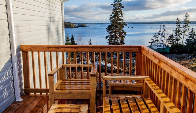 Oceanfront With Log Furniture, Deck, Hot Tub & Views