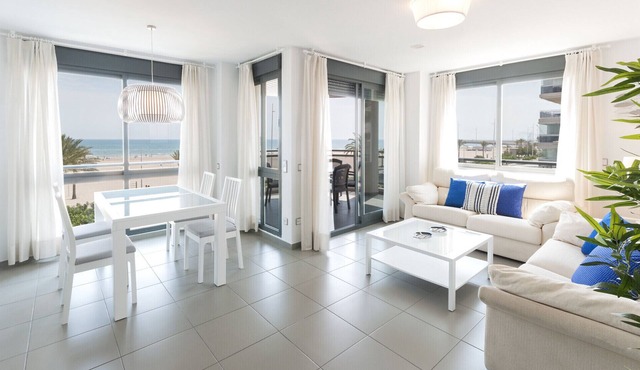 Oceanfront with stunning views of the sunset! Recently redecorated ! - only families