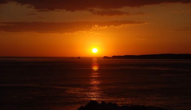 Oceans 180-Absolute ocean frontage, 2min walk to the beach, plus whale watching.