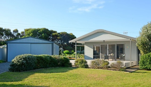 Oceans 5, fire pit, family and pet friendly. Wifi