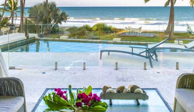 Oceans Edge Oak Beach - absolute beachfront with private pool