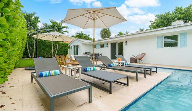 Oceans Paradise~ Private beach~ Heated pool ~Bikes