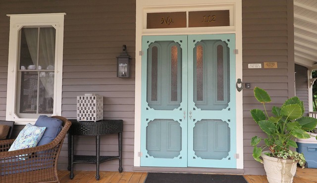 Oceanside 6 houses from beach. Featured in Country Living Mag.SEPT/OCT OPEN