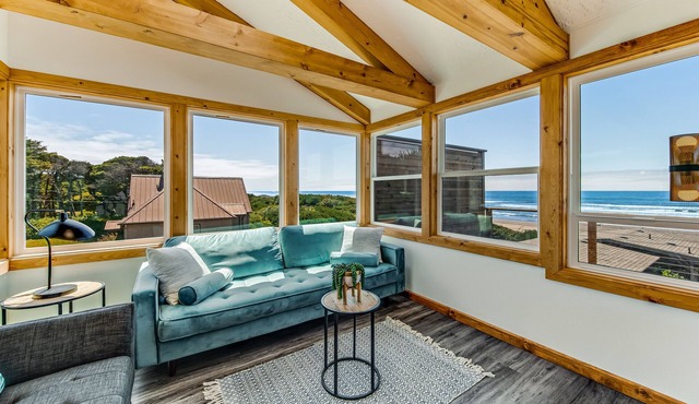 Oceanside Big Stump Beach getaway with hot tub & ocean views - dog-friendly