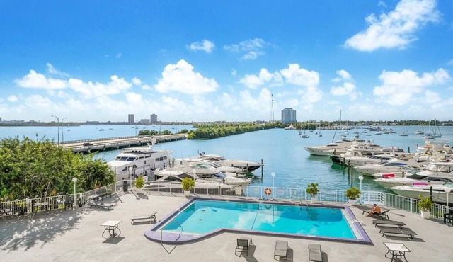 Oceanside Condo w/Pool, Incredible View & Parking!