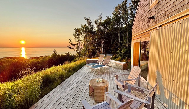 Oceanside Cottage with Stunning Views 3 min. to Beach, near Cabot Trail & Park