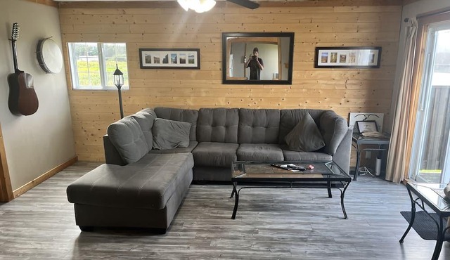 Oceanside Cottage with 2 Bedrooms, 2 Bathrooms. Large Deck for sunset watching