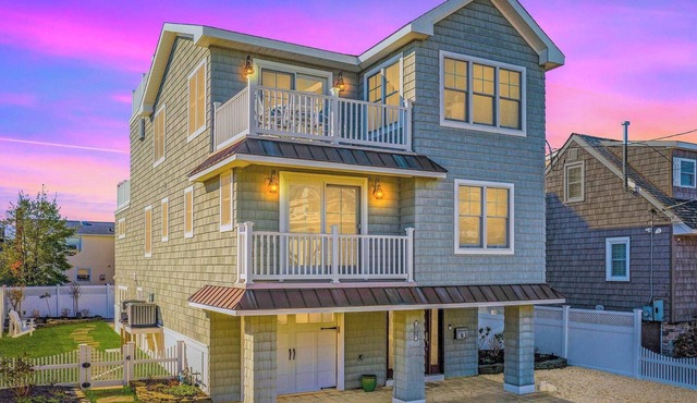 Oceanside fully remodeled home with new furniture. Only 4 houses to the beach!