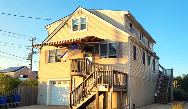 OCEANSIDE Getaway: Affordable 3 Bedroom, Top Floor Apartment with Pickleball Fun